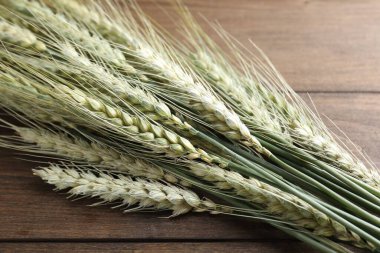 Tahta masada bir sürü yeşil buğday çivisi var. Yakın plan.