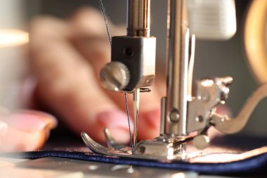 Dikiş makinesiyle çalışan kadın, makro görünüm