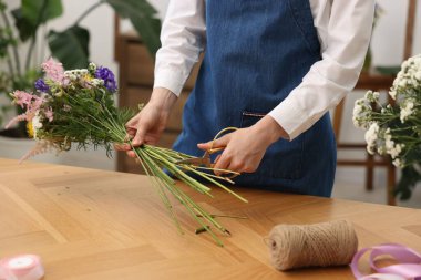 Çiçek buketi yapan bir çiçekçi ahşap masa, kapalı, yakın çekim
