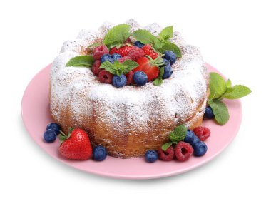 Beyaz üzerine izole edilmiş toz şeker ve böğürtlenli Lezzetli Bundt keki