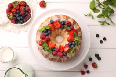 Böğürtlenli, jöleli ve nane şekerli nefis kek beyaz ahşap masa, düz yatıyordu.