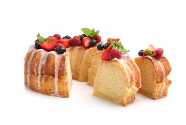 Böğürtlenli, jöleli ve nane aromalı lezzetli kek parçaları beyaz üzerine izole edilmiş.