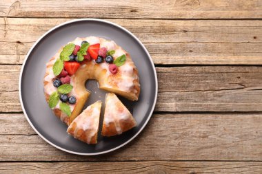 Böğürtlenli, jöleli, ahşap masadaki nane şekerli kek parçaları. Metin için boşluk