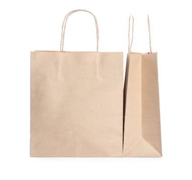 Beyaz üzerine izole edilmiş iki kese kağıdı.