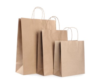 Beyaz üzerine izole edilmiş üç kese kağıdı.