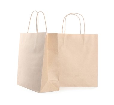 Beyaz üzerine izole edilmiş iki kese kağıdı.