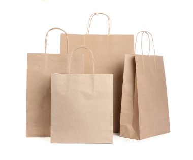 Birçok kese kağıdı beyaz üzerine izole edilmiş.