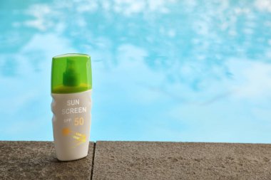 Havuz kenarında güneş kremi. Güneş koruma ürünü
