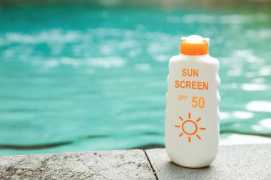 Havuz kenarında güneş kremi. Güneş koruma ürünü
