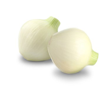 Taze soğan soğanları beyaza izole edilmiş.