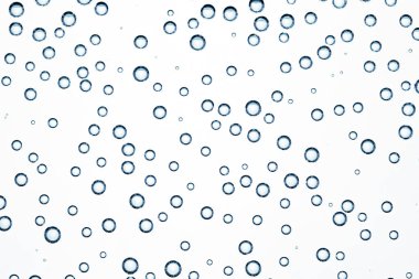 Bardakta gaz kabarcıkları olan soda, yakın çekim.