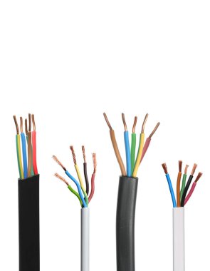 Beyaz üzerine izole edilmiş bakır telli kablolar.