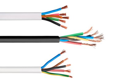 Beyaz üzerine izole edilmiş bakır telli kablolar.