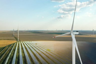 Rüzgar türbinleri ve güneş panelleri açık havada. Alternatif enerji kaynağı