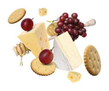 Peynir ürünleri beyaz arka planda havada. Farklı peynir, üzüm, kraker ve bal çeşitleri.