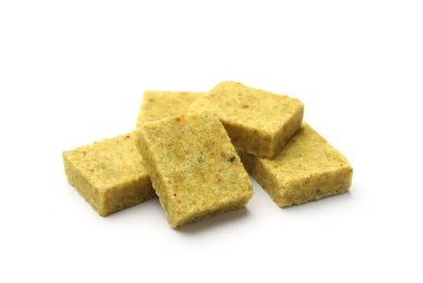 Beyaz üzerine izole edilmiş bir sürü aromatik bulut kübü