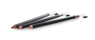 Üç farklı kaş kalemi beyaza izole edilmiş.