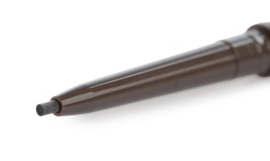 Bir bükülmüş kahverengi kaş kalemi beyaza izole edilmiş.