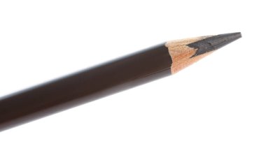 Bir siyah kaş kalemi beyaza izole edilmiş.