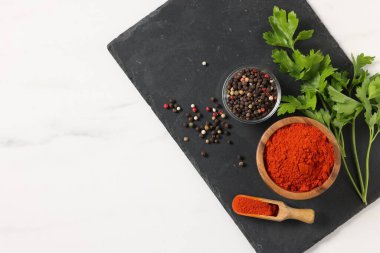 Beyaz mermer masada değişik aromatik baharatlar, üst manzara. Metin için boşluk