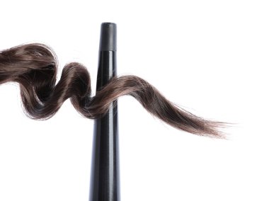 Saç maşası ve kahverengi saç kilidi beyaza izole edilmiş.