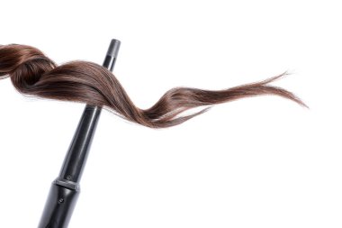 Saç maşası ve kahverengi saç kilidi beyaza izole edilmiş.