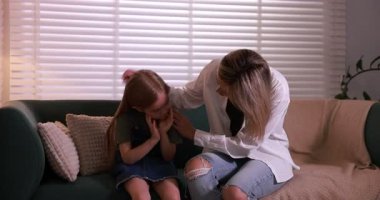 Annem evdeki kanepede ağlayan kızından özür diliyor.