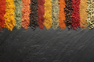 Siyah masada bir sürü farklı baharat var. Metin için boşluk