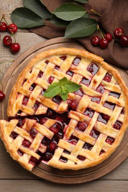 Lezzetli vişneli turta ve böğürtlen ahşap masada, düz yatıyordu.