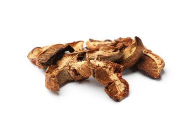 Kurumuş mantar parçaları beyaza izole edilmiş.