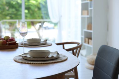 Yemek odasında güzel bir masa, sandalyeler ve dekor, yakın çekim. İç tasarım