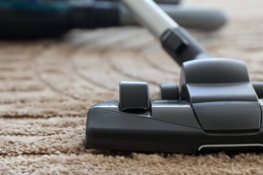 Bir elektrikli süpürge içeride, yakın plan.