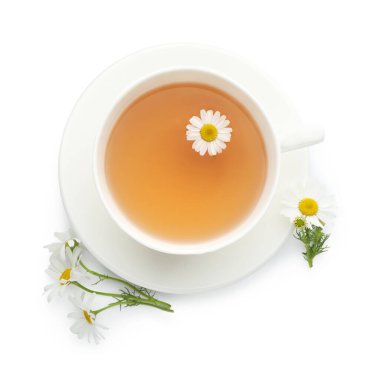 Bardakta Aromatik çay ve beyaz papatya çiçekleri, üst manzara