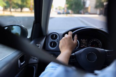 Direksiyonlu bir adam, yakın plan.