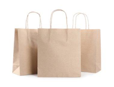 Beyaz üzerine izole edilmiş üç kese kağıdı.