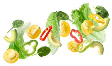 Beyaz arka planda uçuşan salata için taze sebzeler