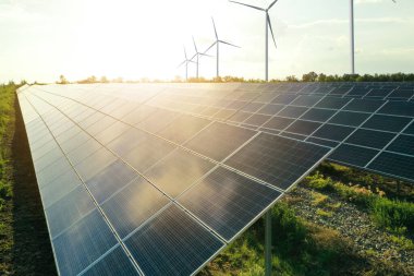 Güneş panelleri ve rüzgar türbinleri açık havada. Alternatif enerji kaynağı