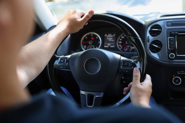 Direksiyonlu bir adam, yakın plan.