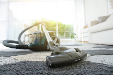 Evin içinde bir elektrikli süpürge, yakın plan. Ev aletleri