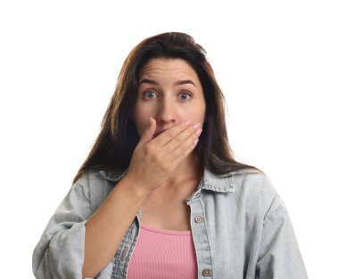 Beyaz arka planda panik atak geçiren bir kadın.