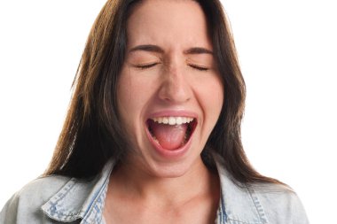 Beyaz arka planda panik atak geçiren duygusal kadın.