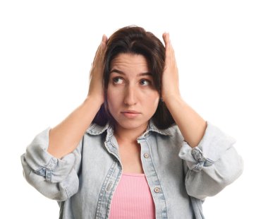 Beyaz arka planda panik atak geçiren bir kadın.