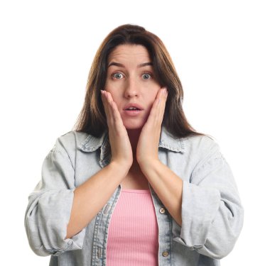 Beyaz arka planda panik atak geçiren bir kadın.