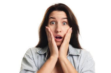 Beyaz arka planda panik atak geçiren bir kadın.