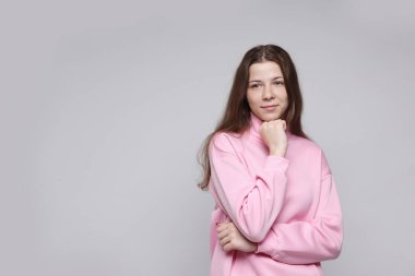 Açık gri arka planda genç bir kızın portresi, metin için boşluk