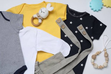 Beyaz arka planda bebek kıyafetleri ve aksesuarlar, düz yatış