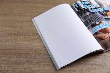 Ahşap masada açık dergi. Tasarım için model