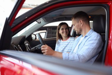 Mutlu aile yeni arabasında oturuyor. Lüks araç