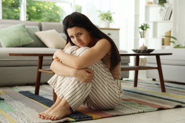 Evde paniğe kapılmış duygusal bir kadın.