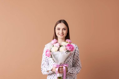 Koyu bej arka planda şakayık demeti olan güzel bir kadın.